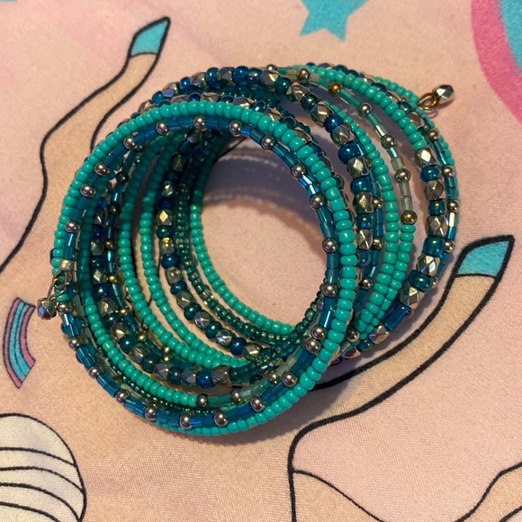 Gorgeous Turquoise Spring Bracelet made with beads - Picture 2 of 3